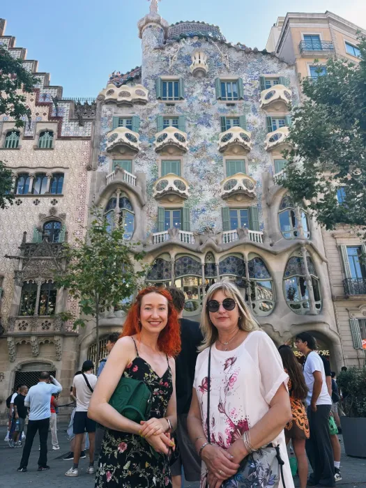 Liliia with a client in front of Casa Batlló
